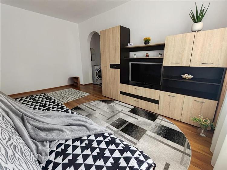Apartament cu 2 camere semidecomandat în Florilor
