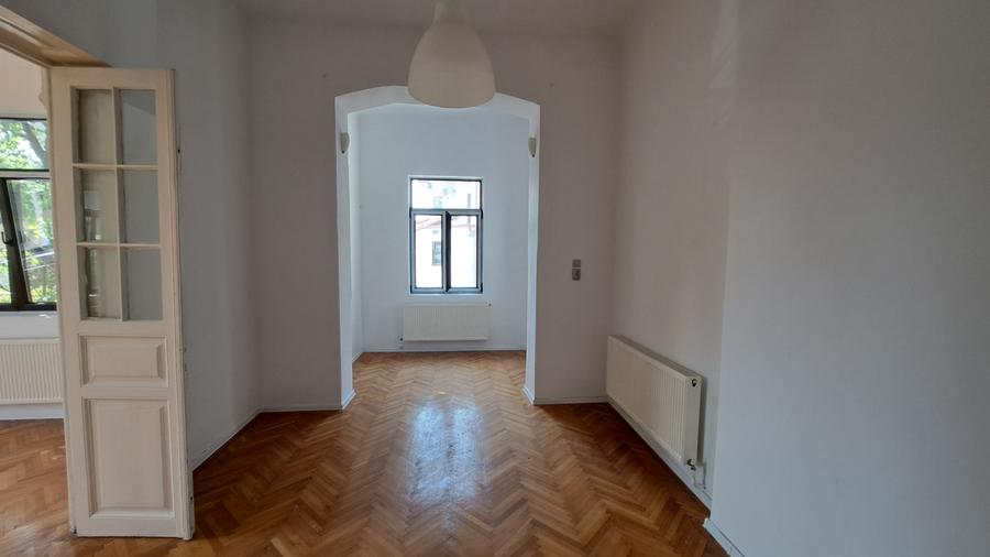 Casă cu 16 camere cu Canalizare în Capitale
