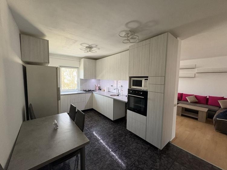 Apartament cu 4 camere decomandat în Plopilor