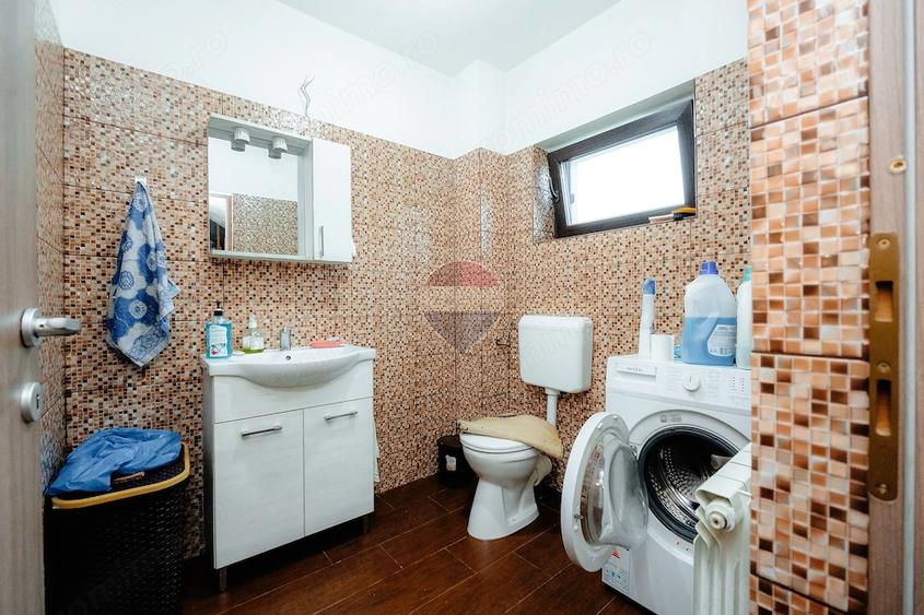 Casă cu 5 camere cu Teren 779 Mp în Piscani