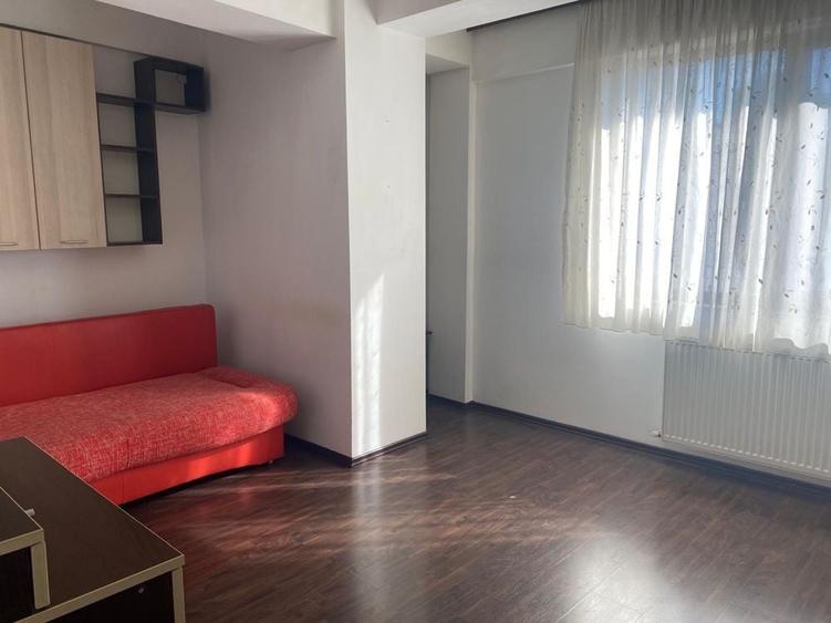 Apartament cu 3 camere decomandat în Exterior Vest