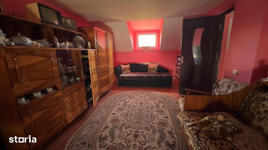 Casă cu 6 camere cu Teren 439 Mp în Petros