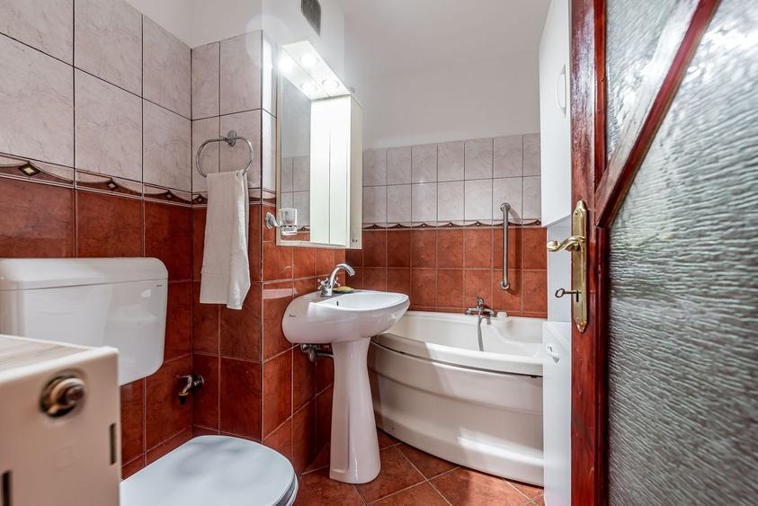 Apartament cu 4 camere semidecomandat în Miorița