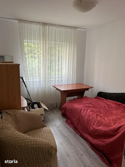 Apartament cu 3 camere decomandat în Hărmanului