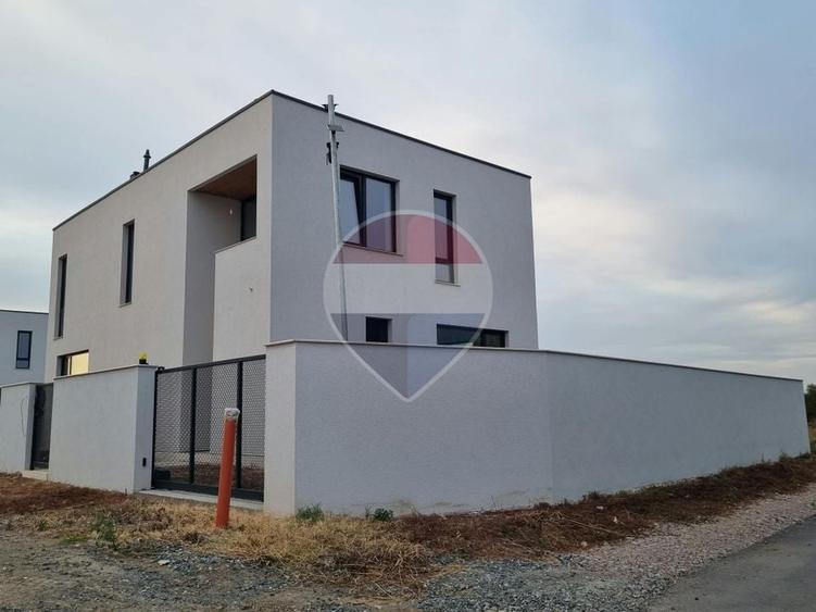 Casă individuală cu 5 camere cu Teren 450 Mp în Brănești