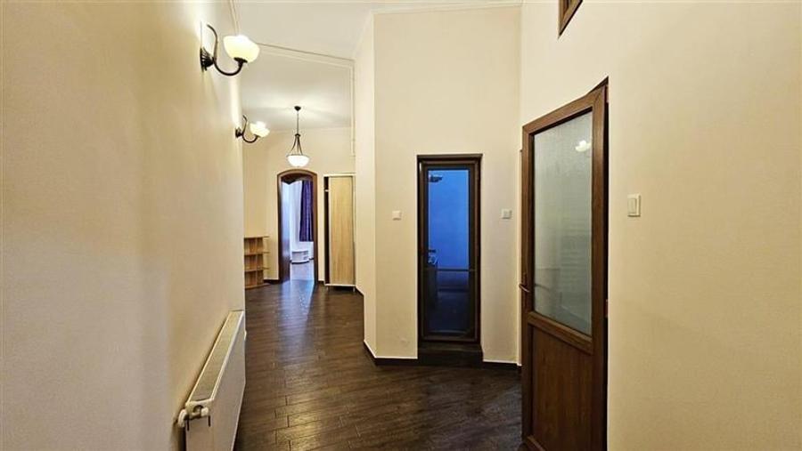 Apartament cu 3 camere semidecomandat, mobilat în Central