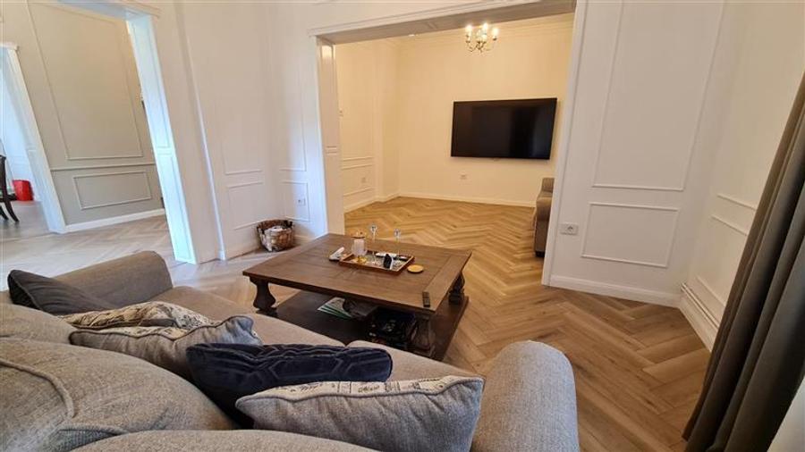 Casă individuală cu 10 camere cu Canalizare în Malu Mare