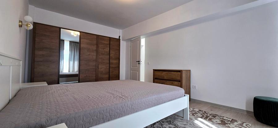 Apartament cu 3 camere semidecomandat în Apărătorii Patriei