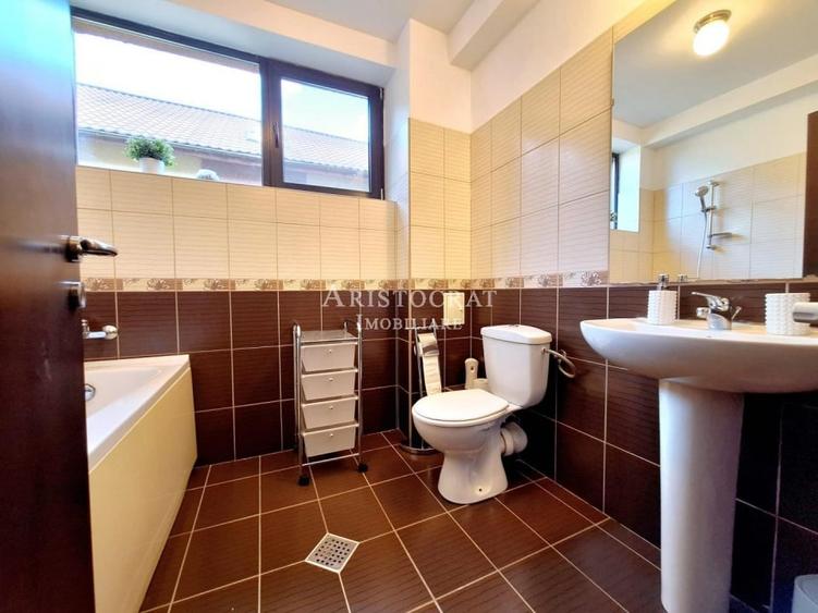 Casă cu 7 camere cu Teren 500 Mp în Corbeanca