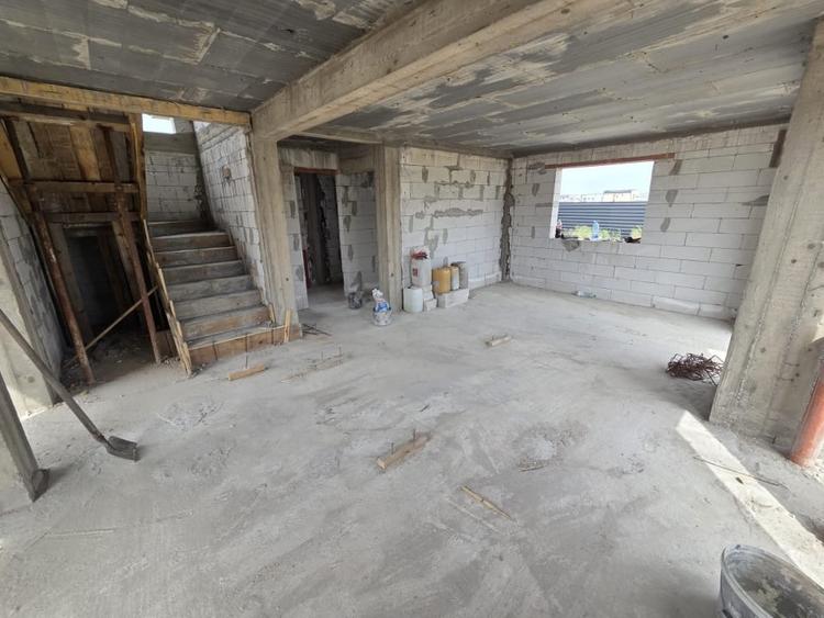 Casă individuală cu 4 camere cu Teren 450 Mp în Exterior Est