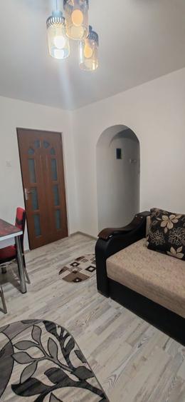 Apartament cu 3 camere decomandat în Cet