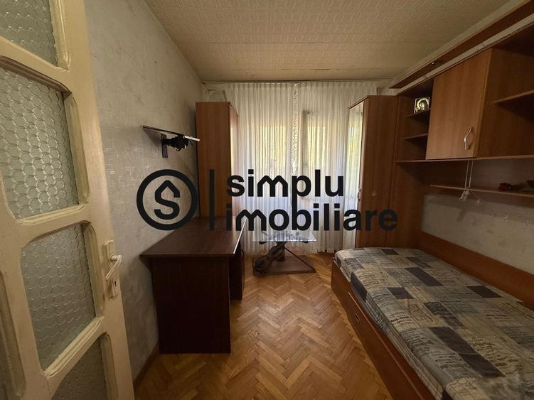 Apartament cu 3 camere semidecomandat, mobilat în Craiovița Nouă
