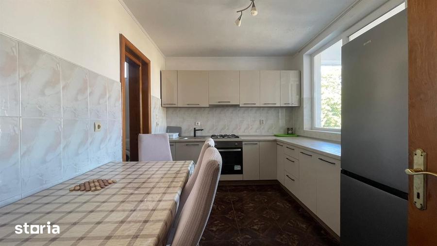 Casă cu 8 camere cu Teren 370 Mp în Central