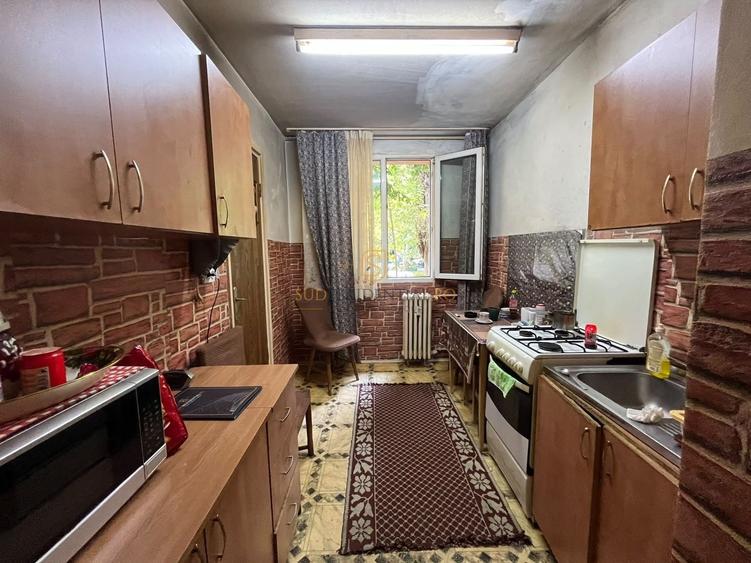Apartament cu 3 camere semidecomandat, mobilat în Berceni