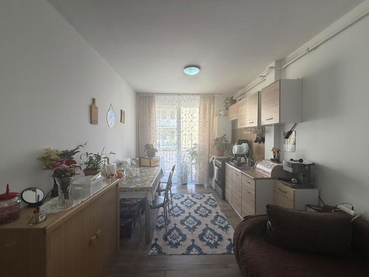 Apartament cu 2 camere semidecomandat, mobilat în Florești