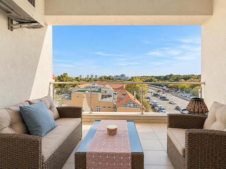 Apartament cu 4 camere semidecomandat, mobilat în Pipera