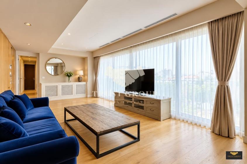 Penthouse cu 4 camere semidecomandat, mobilat în Ultracentral