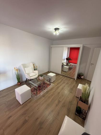 Apartament cu 3 camere semidecomandat în Micești