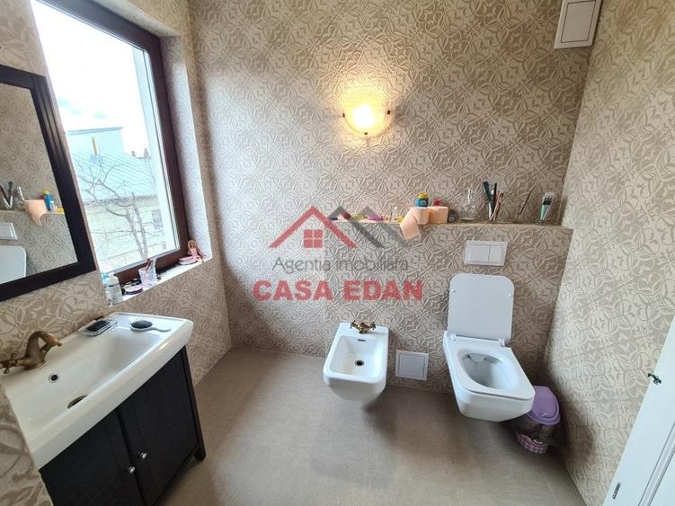 Casă individuală cu 7 camere cu Teren 304 Mp în Central