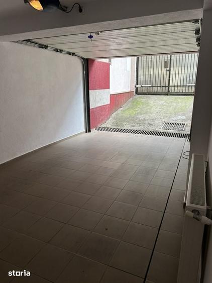 Casă cu 8 camere cu Teren 250 Mp în Tei