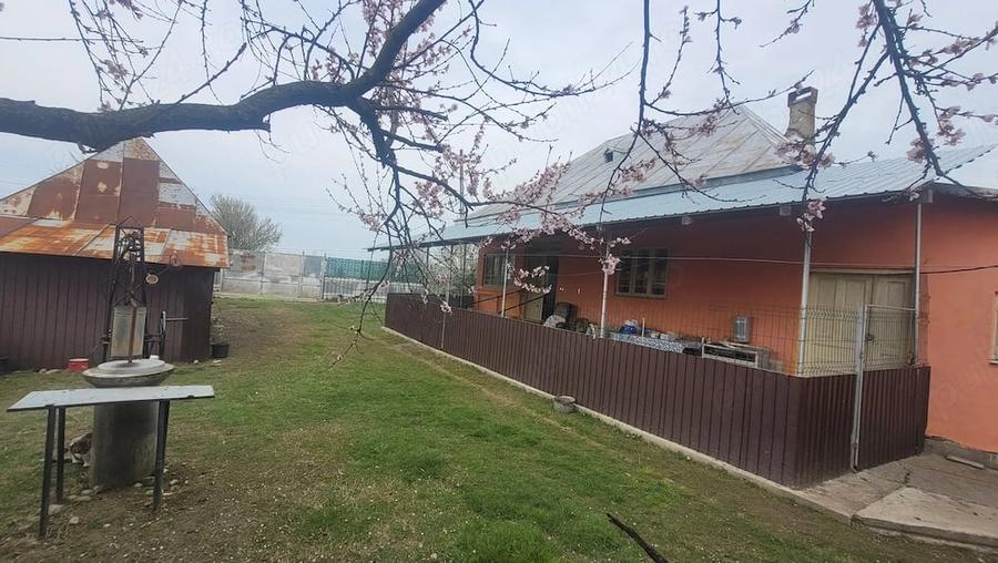 Casă cu 3 camere în Bulzești