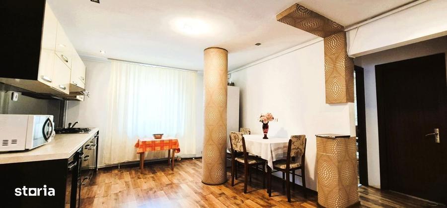 Apartament cu 3 camere decomandat în Petros