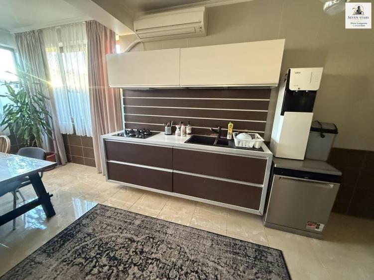 Apartament cu 10 camere, mobilat în Central