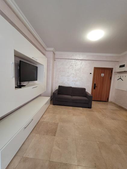 Apartament cu 3 camere semidecomandat, mobilat în Central