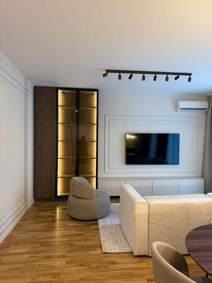 Apartament cu 3 camere semidecomandat, mobilat în P-ta Presei Libere