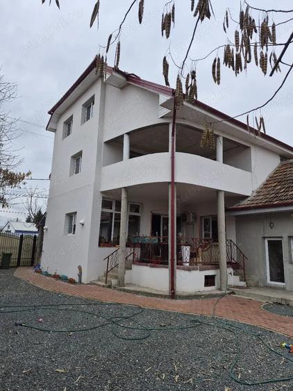 Casă cu 5 camere cu Teren 2850 Mp în Aradul Nou