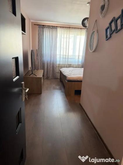 Apartament cu 3 camere decomandat, mobilat în Cornișa