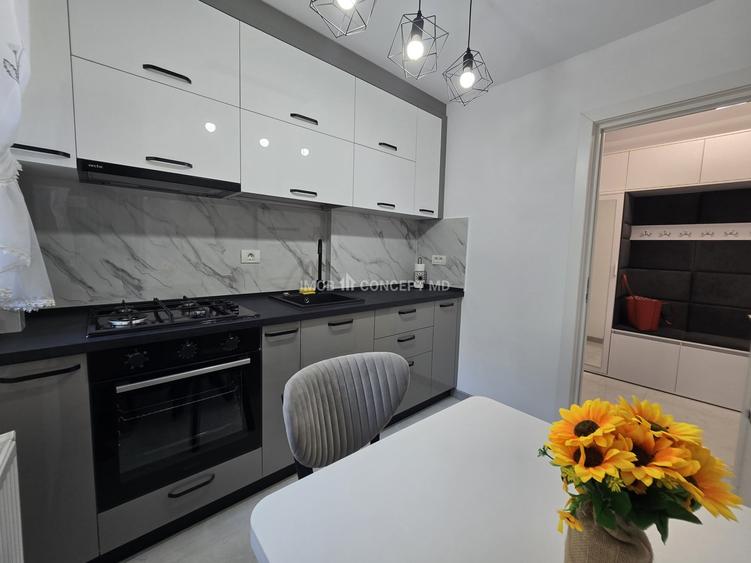 Apartament cu 3 camere semidecomandat, mobilat în Cina