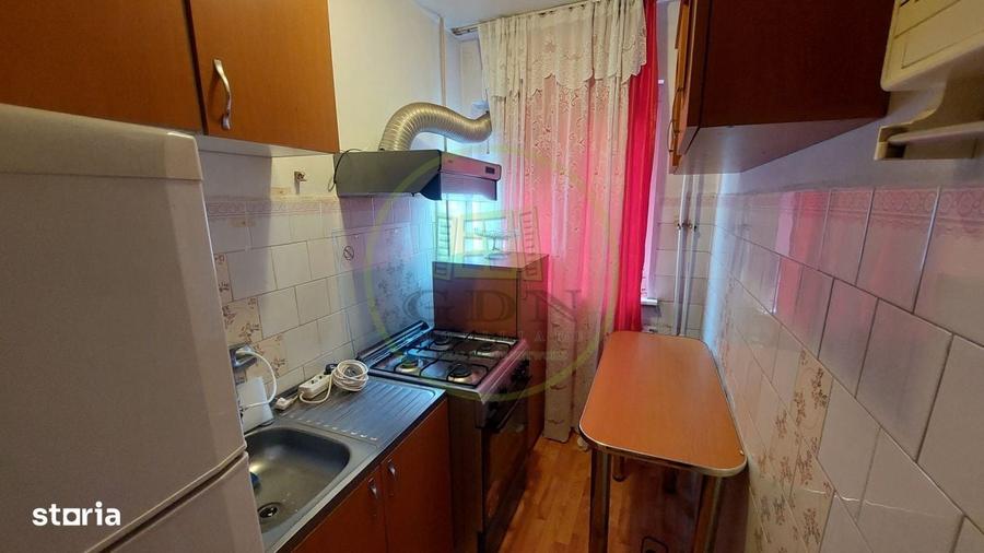 Apartament cu 3 camere semidecomandat în Cornitoiu
