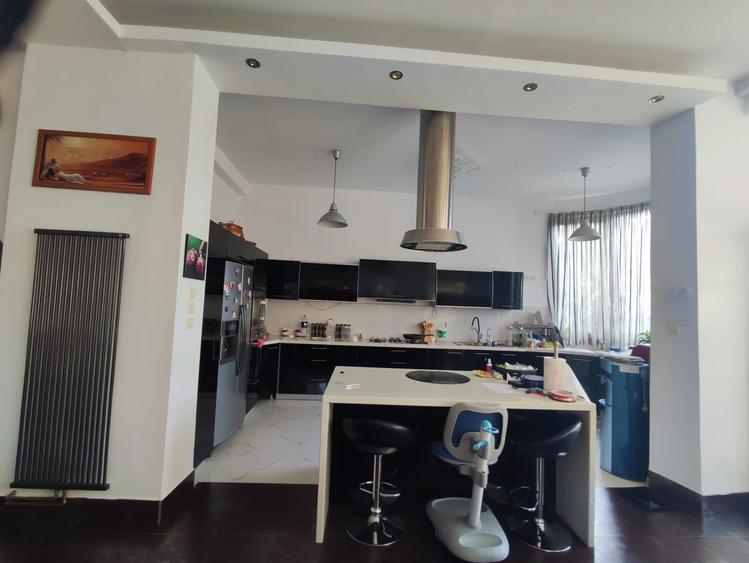 Casă cu 8 camere cu Piscina în Balotești