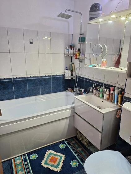 Apartament cu 2 camere semidecomandat, mobilat în Central
