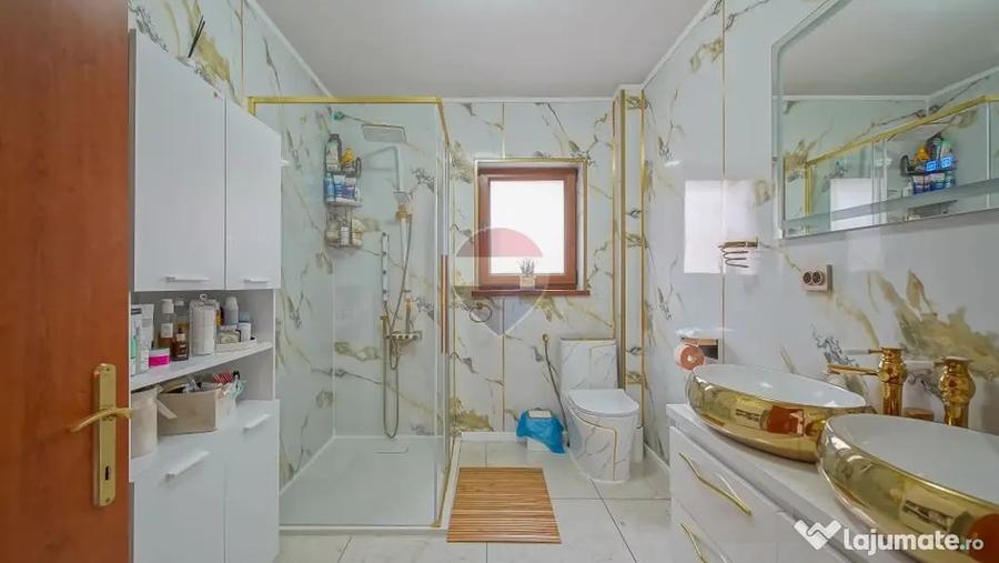 Casă cu 7 camere cu Teren 300 Mp în Central
