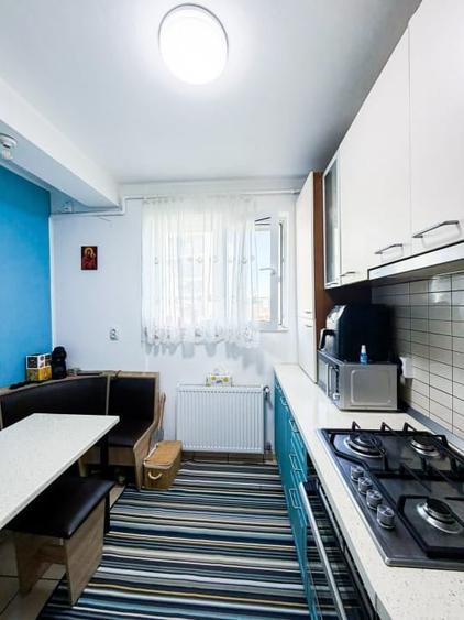 Apartament cu 3 camere semidecomandat, mobilat în P-ța Unirii