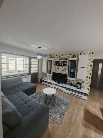 Apartament cu 3 camere semidecomandat în Exterior Vest