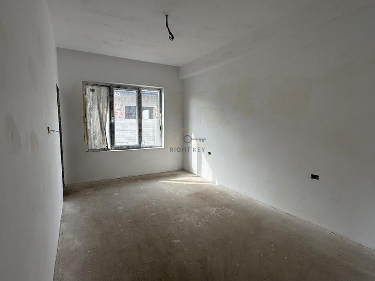 Casă individuală cu 4 camere cu Canalizare în Dragomirești-Deal
