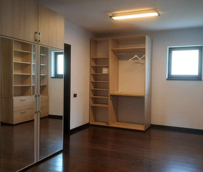 Casă individuală cu 5 camere cu Canalizare în Noua