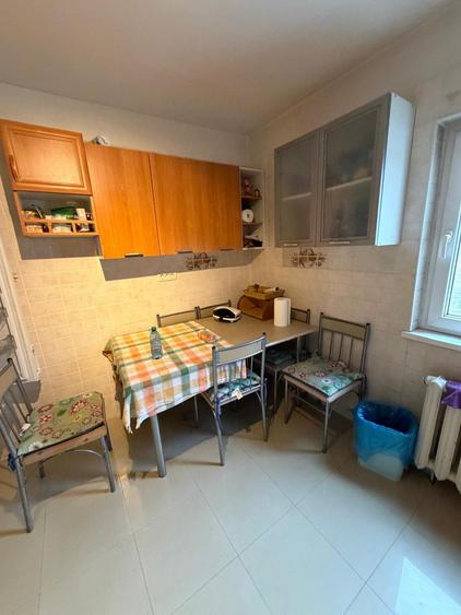 Apartament cu 3 camere semidecomandat, mobilat în Bucovina