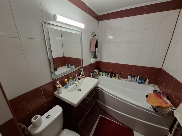 Apartament cu 4 camere decomandat, mobilat în Poarta 6
