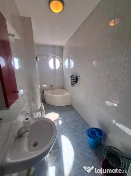 Apartament cu 3 camere decomandat în Boul Roșu