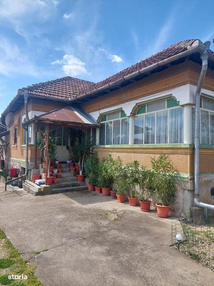 Casă cu 4 camere cu Teren 3500 Mp în Călești