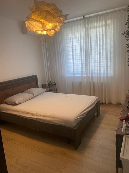 Apartament cu 4 camere semidecomandat în Rahova