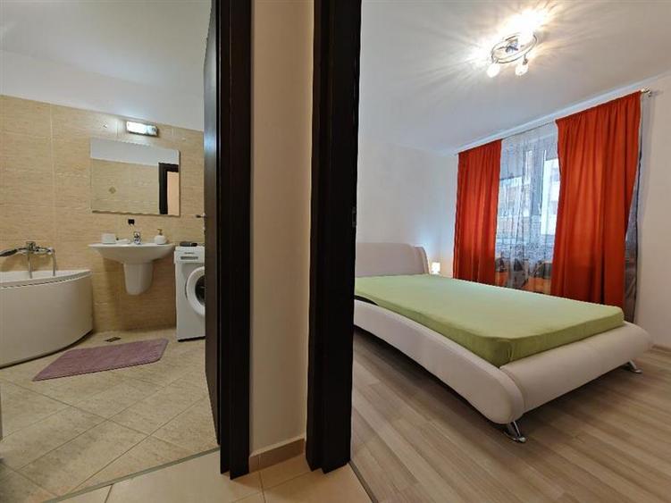 Apartament cu 2 camere decomandat, mobilat în Tractorul