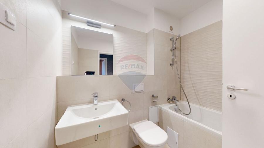 Apartament cu 3 camere decomandat în Tractorul