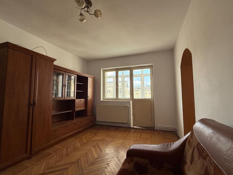 Apartament cu 3 camere semidecomandat în Central