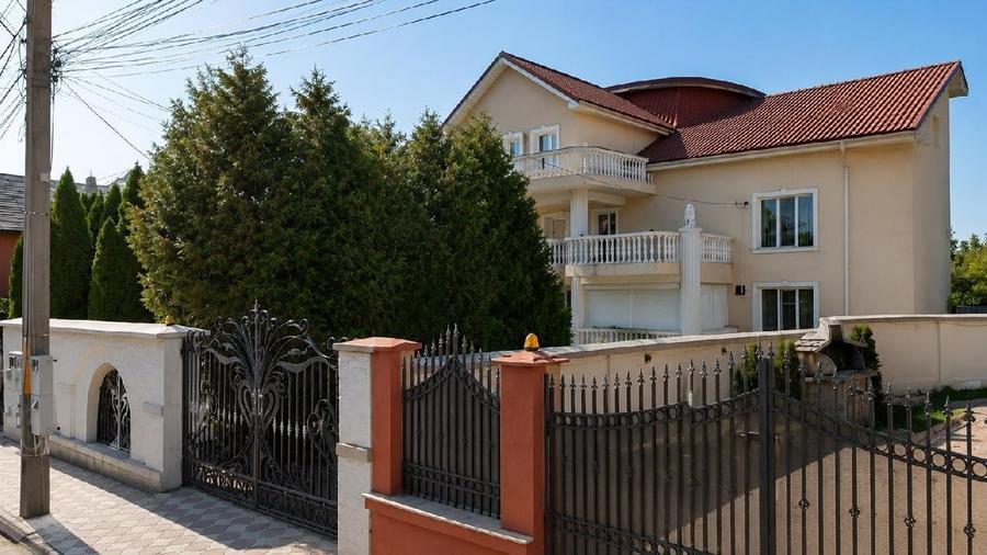 Casă individuală cu 4 camere cu Teren 1241 Mp în Central