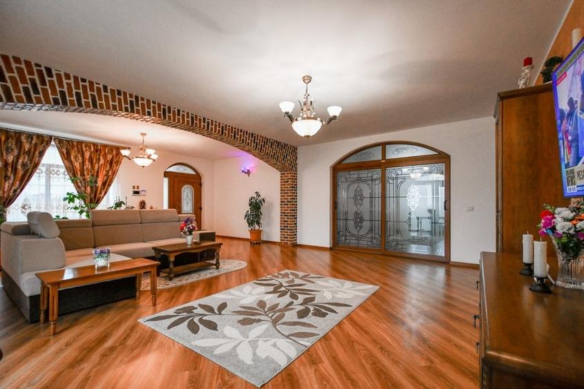 Casă individuală cu 6 camere cu Canalizare în CET
